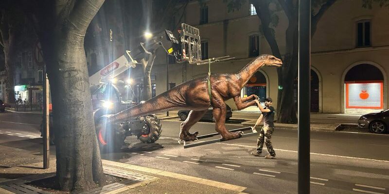 un Platéosaurus suspendu sur le boulevard Courbet à Nimes