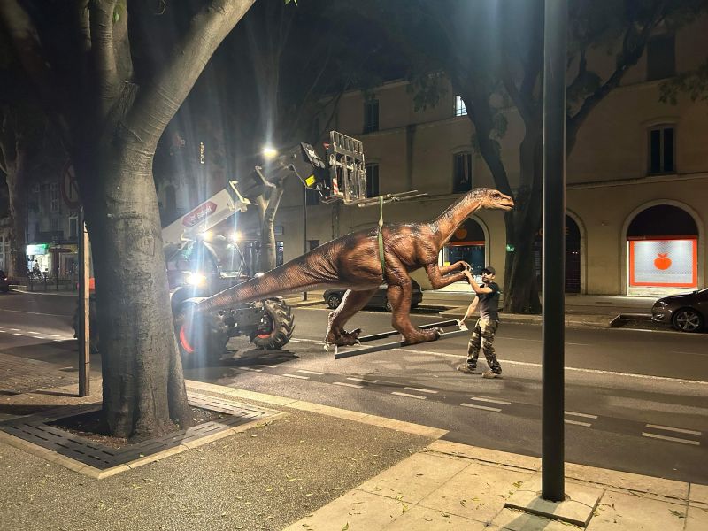 un Platéosaurus suspendu sur le boulevard Courbet à Nimes