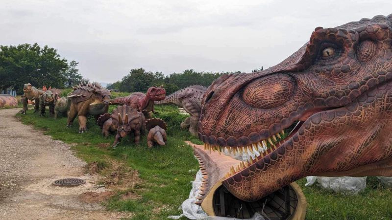 Le T-rex rassure les autres dinosaures pour l'ouverture du parc Trevoux
