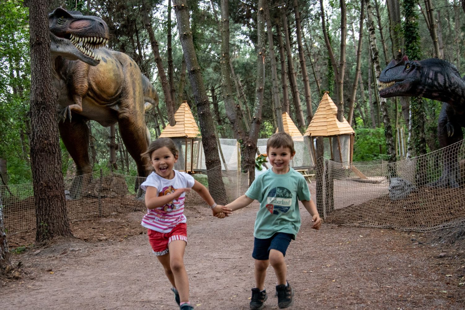 sortie idéale pour enfants et familles près d'Alès dans le Gard, aventure dinosaures et activités en plein air