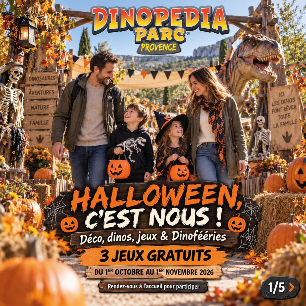 Une famille découvre les dinosaures dans le décor d’Halloween de Dinopedia Parc Provence.
